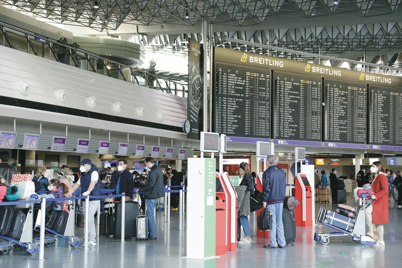 Blick auf ein überfülltes Terminal am Frankfurter Flughafen.